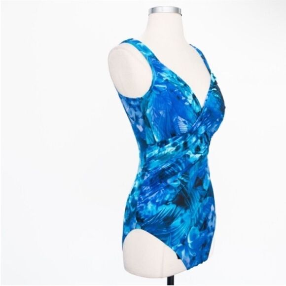 Miraclesuit NWT Sous Marine Revele One Piece
Swimsuit in Blue Multi Size 10 $190 - Picture 12 of 12